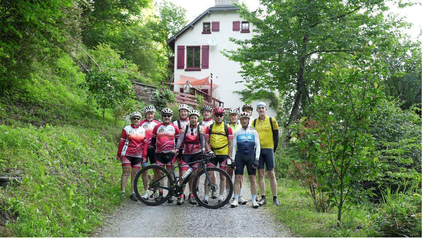 Groupe de cyclistes en séjour aux Ruisseaux, chambre d'hôtes pour cyclistes dans les Hautes-Pyrénées, après une sortie au Col du Tourmalet.